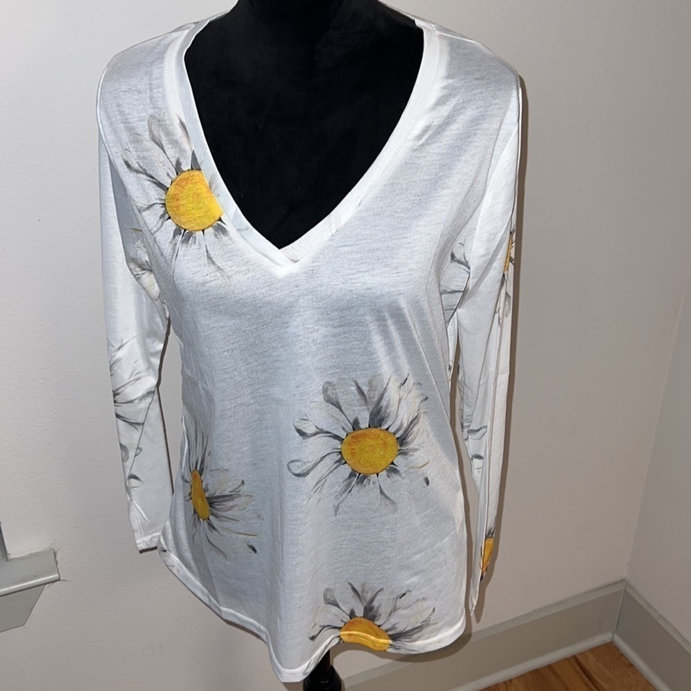 Misslook Sz S white long‎ sleeves V neck Daisies floral print t-shirt